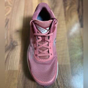 Women’s Saucony Axon running shoes
